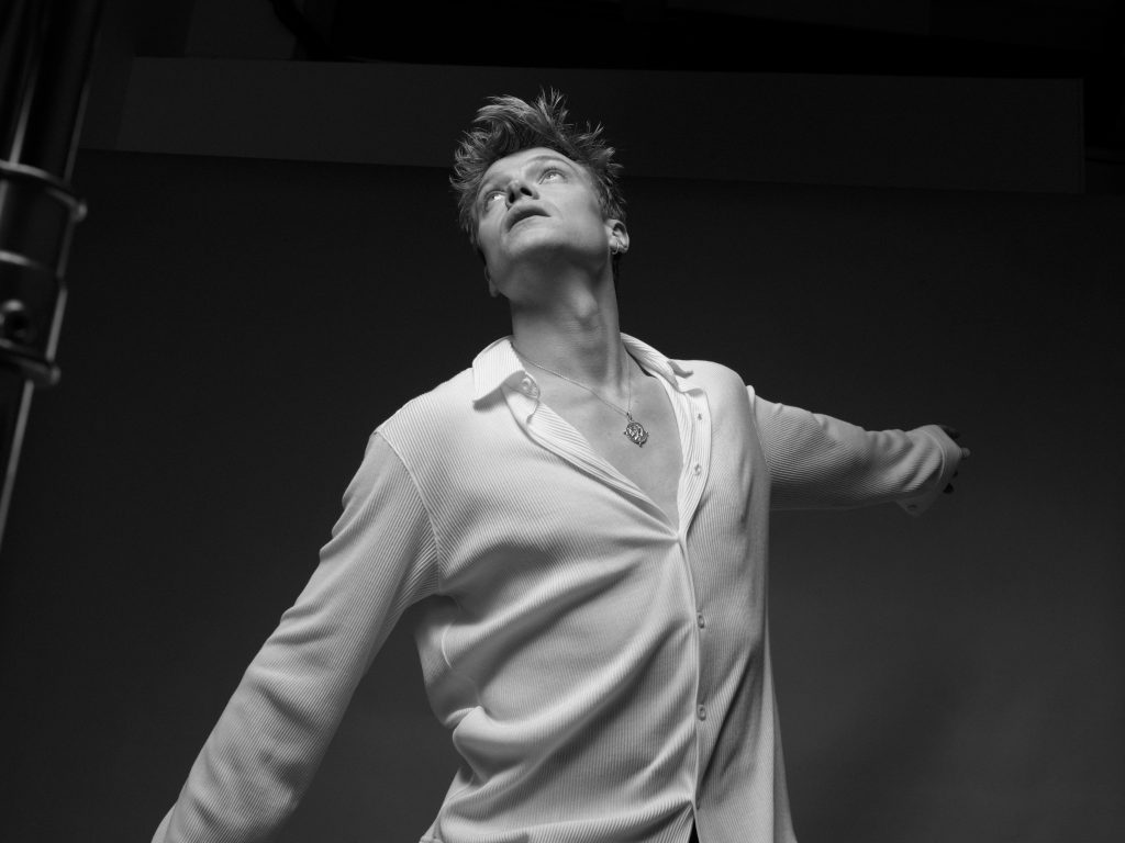 Tom Rhys Harries in Sandro white