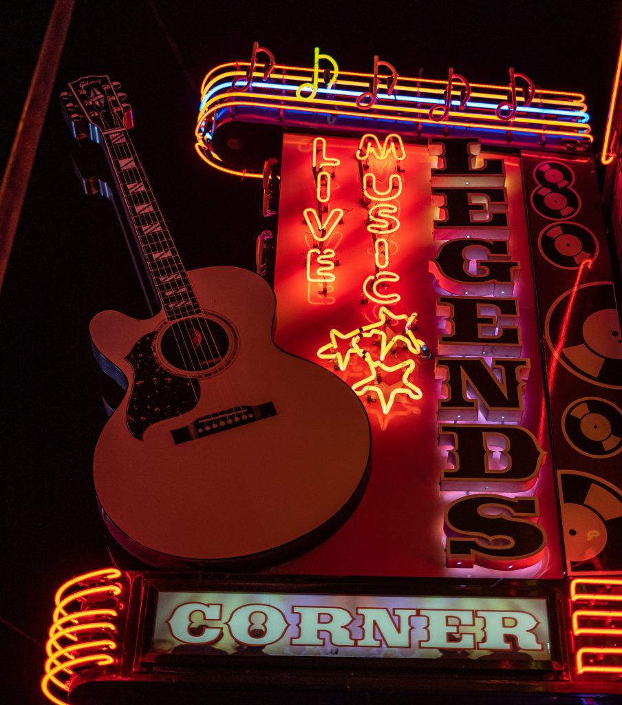 A guitar on a sign saying "live music".